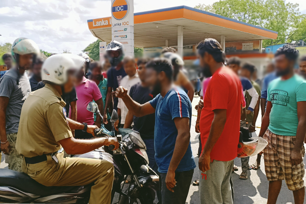 வவுனியாவில் வீதியை மறித்து பொதுமக்கள் போராட்டம் (Photo) | Public Protest Across The Road In Vavuniya