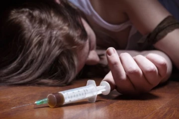 කොළඹ ප්‍රධාන බාලිකා පාසලක සිසුවියකට කුඩු පොවා දූෂණය කළ තරුණයාට සිදු වූ දේ.