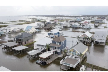 அமெரிக்காவில் புரட்டியெடுத்த ‘இடா’ புயல் - வெள்ளத்தில் மூழ்கியது நகரம் - தத்தளிக்கும் மக்கள்