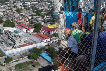 ஹெய்ட்டி சிறைச்சாலை மீது தாக்குதல்: விடுவிக்கப்பட்ட கைதிகள் - செய்திகளின் தொகுப்பு