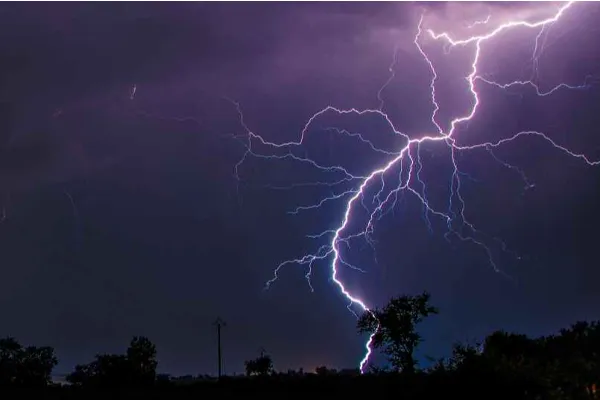 வளிமண்டலவியல் திணைக்களம் விடுத்துள்ள எச்சரிக்கை! | Warning Of Severe Lightning Strikes Flood Sl