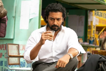 கார் சுற்றி சுழுந்து கொண்ட கேரளா ரசிகர்கள் கூட்டம், அப்போது நடிகர் சூர்யா செய்த விஷயம்..