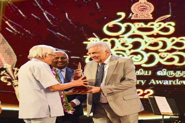 ஜனாதிபதியிடம் இருந்து சாகித்திய ரத்னா விருது பெற்ற தமிழர்!(Photos) | Sahitya Ratna Award From The President Tamil