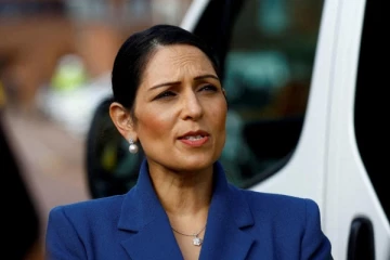 புகலிடக்கோரிக்கையாளர்களை கொடூரமாக நடத்தியவர்: ராஜினாமா செய்த இந்திய வம்சாவளியினர் மீது கடும் விமர்சனங்கள்