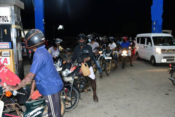 புத்தளத்தில் இப்படி ஒரு நிலையா? நீண்ட வரிசையில் நின்ற மக்கள்! | People Standing Long Petrol Stations Puttalam புத்தளத்தில் இப்படி ஒரு நிலையா? நீண்ட வரிசையில் நின்ற மக்கள்! | People Standing Long Petrol Stations Puttalam