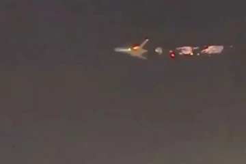 தீப்பற்றி எரிந்தபடியே பறந்த விமானம்! இணையத்தில் வைரலாகும் வீடியோ