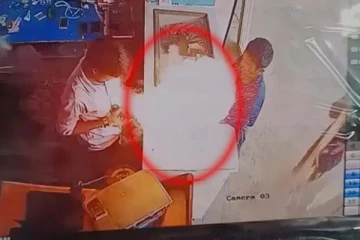 திடீரென வெடித்து தீப்பிடித்த மொபைல் போன்! நொடியில் உயிர்தப்பிய நகரின் திக் திக் காட்சி