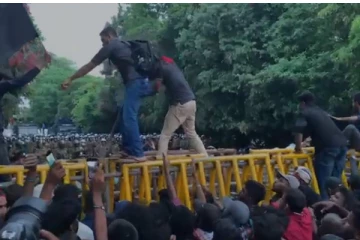 நாடாளுமன்ற சூழலில் பதற்ற நிலை!! திணறும் காவல்துறை ( காணொளி)