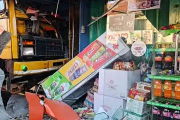 கல்முனையில் கடைக்குள் புகுந்த கனரக வாகனம்