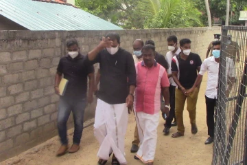 ஊடகவியலாளர்களை கண்டு ஒளிந்து ஓடிய இராஜாங்க அமைச்சர்