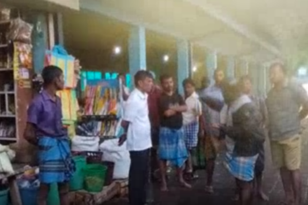 வெள்ளத்தில் மிதந்த பருத்தித்துறை மரக்கறி சந்தை ; தவிசாளருடன் முறுகல் | Pedro S Vegetable Market Flooded வெள்ளத்தில் மிதந்த பருத்தித்துறை மரக்கறி சந்தை ; தவிசாளருடன் முறுகல் | Pedro S Vegetable Market Flooded