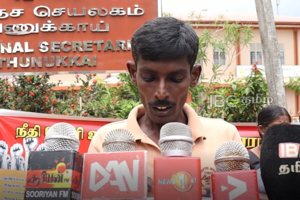 துணுக்காய் பிரதேச செயலகம் முன்பாக ஒருவர் உண்ணாவிரத போராட்டம் | A Person In Jaffna Is On A Hunger Strike
