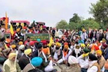 டெல்லியில் விவசாயிகள் வெளியேற வலியுறுத்தி சிங்கு பகுதி மக்கள் திடீர் போராட்டம்- பதற்றம் அதிகரிப்பு