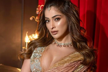 ராய் லட்சுமியா இப்படி.. நீச்சல் உடையில் தாறுமாறு கிளாமர்