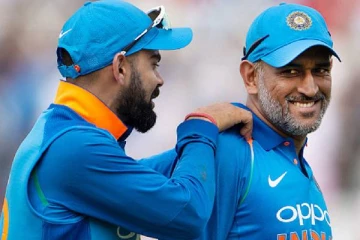 அசிங்கப்படுத்தி ஒதுக்கிய வீரர்கள்.. ஒரே ஆளாய் இருந்து விராட் கோலிக்கு ஆதரவு அளித்த MS. தோனி