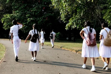 பரீட்சைக்கு சென்று கொண்டிருந்த மாணவி மீது அமில வீச்சு
