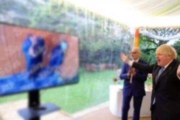 மாட் ஹான்காக் கொடுத்த முத்ததைப் பார்த்து கை தட்டி சிரித்தாரா பொரிஸ்  ஜோன்சன்?