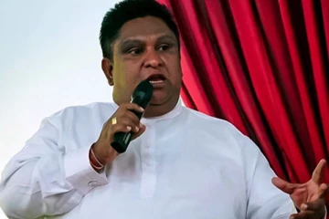 இராஜாங்க அமைச்சர் மீது தலைக்கவசத்தால் தாக்குதல்