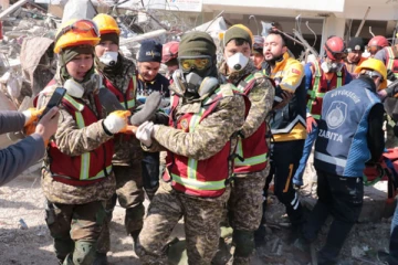 12 நாட்களுக்குப்பின் துருக்கி இடிபாடுகளுக்கிடையே ஒரே குடும்பத்தை 3 பேர் உள்பட 4 பேர் உயிருடன் மீட்பு!