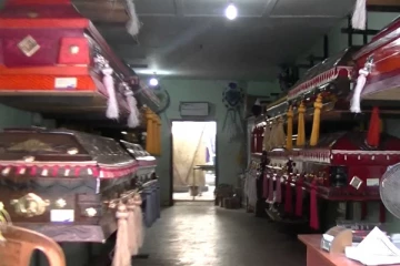 சவப் பெட்டிக்குள் வைத்து கசிப்பு வியாபாரம் செய்த கில்லாடி!