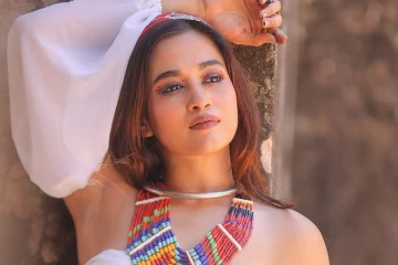 பாண்டியன் ஸ்டோர்ஸ் நடிகையா இப்படி.. காவ்யா அறிவுமணியின் கிளாமர் போஸ்