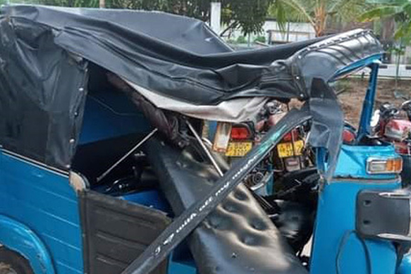 முச்சக்கர வண்டி மோதியதில் மூவருக்கு நேர்ந்த நிலை! | Three Injured In Three Wheeler Collision