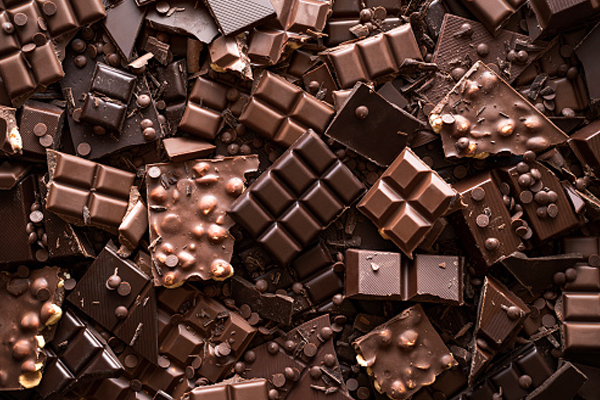 சாக்லேட் திருடியதாக கூறி பெண்ணை தாக்கிய ஊழியர்கள் | Employe Assault Woman Allegedly Stealing Chocolate