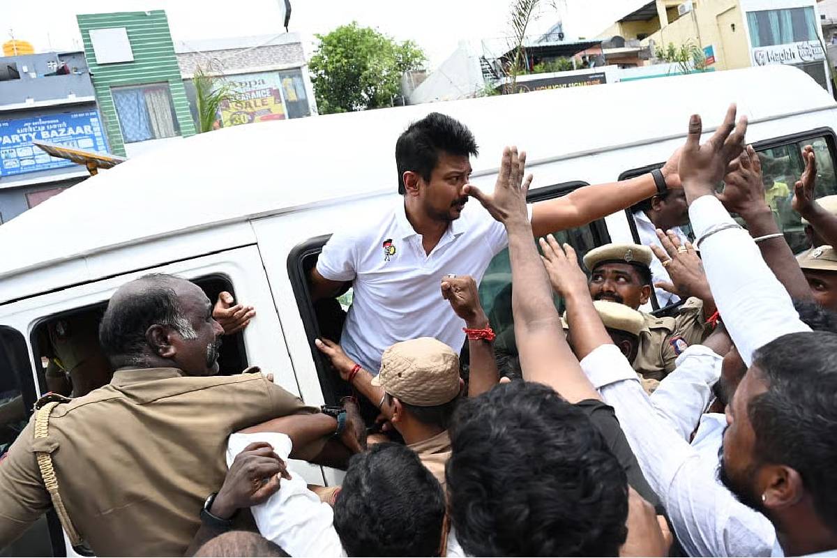 செங்கிப்பட்டியில் உதயநிதி ஸ்டாலினிடம் விசாரணை - காவல்நிலையம் முன்பு குவிந்த தொண்டர்கள் | Udhayanidhi Stalin Enquired At Sengipatti Station செங்கிப்பட்டியில் உதயநிதி ஸ்டாலினிடம் விசாரணை - காவல்நிலையம் முன்பு குவிந்த தொண்டர்கள் | Udhayanidhi Stalin Enquired At Sengipatti Station