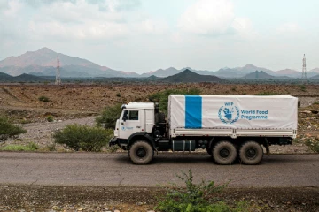 சூடானில் மனிதாபிமான உதவி வாகனம் மீது கொடூரத் தாக்குதல்: ஐந்து பேர் பலி