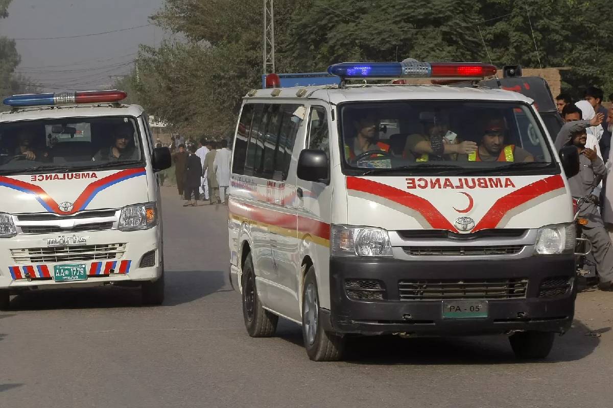 பாகிஸ்தானில் அடுத்தடுத்து இரட்டை குண்டுவெடிப்பு; 7 பேர் பலி | Twin Blasts In Pakistan 7 Killed பாகிஸ்தானில் அடுத்தடுத்து இரட்டை குண்டுவெடிப்பு; 7 பேர் பலி | Twin Blasts In Pakistan 7 Killed