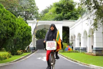 பிரதமரை காண காத்தான்குடியில் இருந்து சைக்கிளில் வந்த மாணவி!