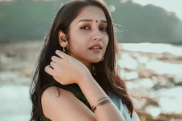 எனக்கு முத்தம் கொடுங்கள்! 17 வயசுல கேக்குற கேள்வியா அனிகா இது! புகைப்படம்