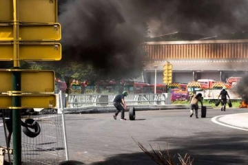 பிரான்சில் இடம்பெற்ற பாரிய கலவரம்...பிறப்பிக்கப்பட்ட ஊரடங்கு