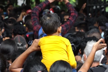 தொடர்ந்து முற்றுகைக்குள் ஜனாதிபதி மாளிகை: மீண்டும் படையெடுக்கும் மக்கள் கூட்டம்(Video)