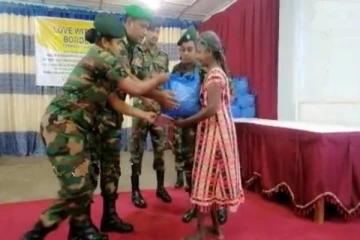 தமிழ் மக்களை நெகிழவைத்த இராணுவப் பெண்மணியின் செயல்! (Photos)