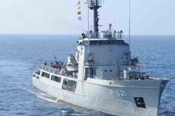 ஆபத்தில் சிக்கிய கப்பலின் பணியாளர்களை இலங்கை கடற்படை மீட்பு