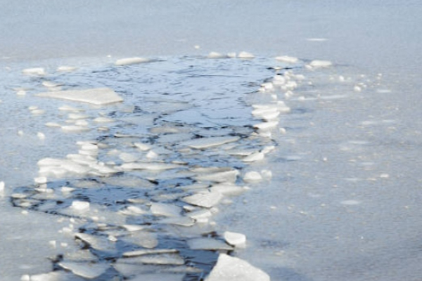 பனிப்பொழிவு குறித்து பொலிஸார் விடுத்துள்ள எச்சரிக்கை | Police Stress Ice Safety Toronto