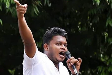 වසන්ත මුදලිගේව පොලීසියෙන් පිටතට රැගෙන යයි - රදවාගත් ස්ථානය රහසක්