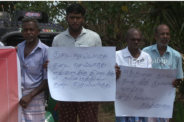 கிளிநொச்சியில் வீதியைப் புனரமைக்கக் கோரி கவனயீர்ப்பு போராட்டம்! | People Protest To Rebuild The Road In Kilinochchi