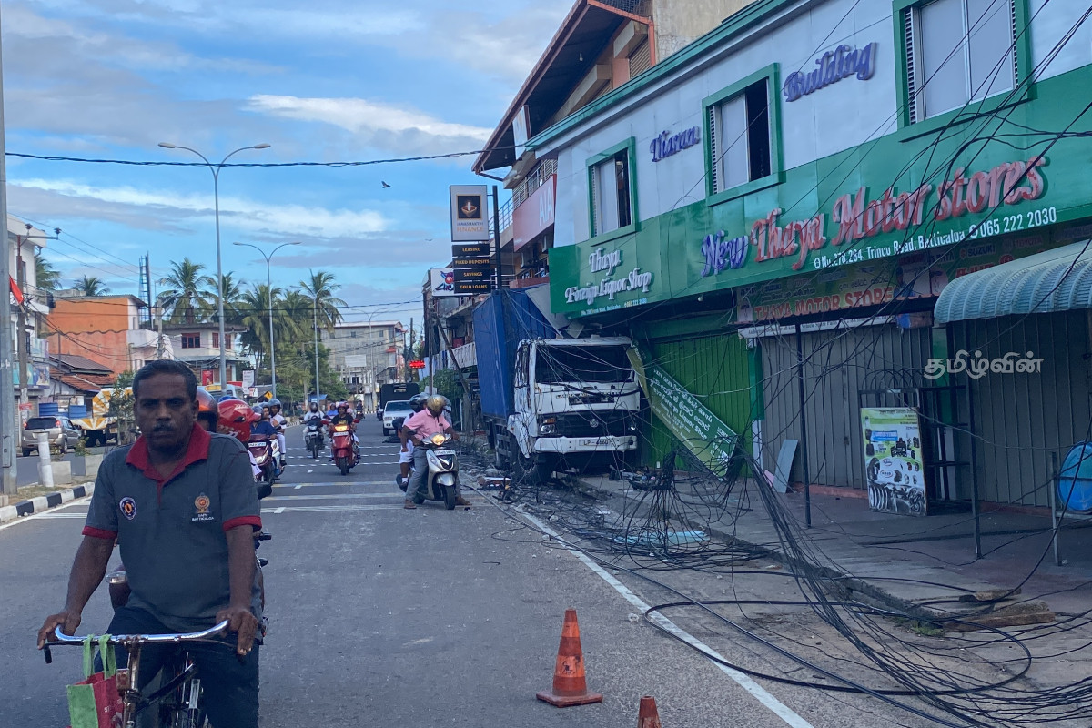 மட்டக்களப்பில் கடைகளை உடைத்துக் கொண்டு விபத்திற்கு உள்ளான பாரவூர்தி | Accident At Batticalo