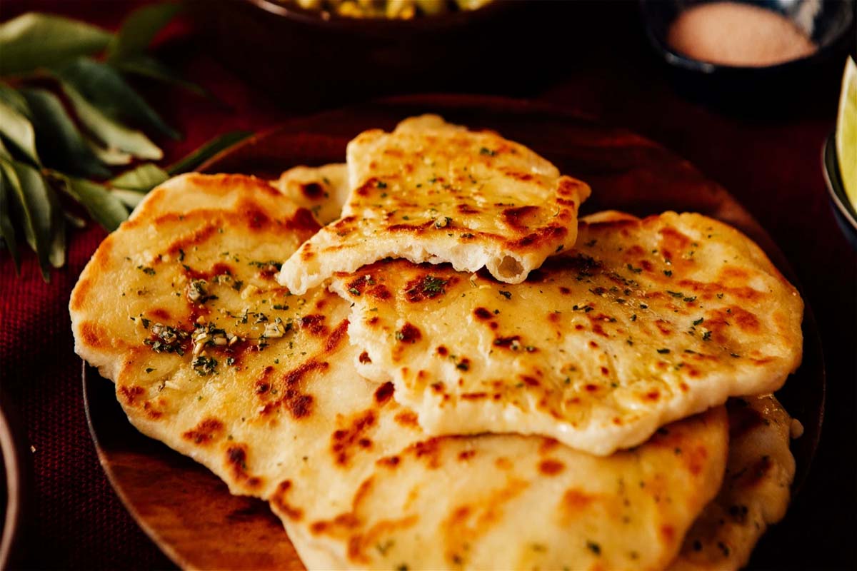 Butter Garlic Naan ஒருமுறை இப்படி செய்து பாருங்க.... கொஞ்சம் கூட மிச்சம் இருக்காது | How To Prepare Tasty Garlic Naan At Home