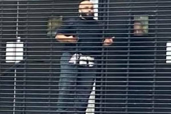 பிரிட்டனில் யூத ஆலயம் அருகே பயங்கரவாத தாக்குதல் ; 2 போ் பலி | Terrorist Attack Jewish Synagogue Britain 2 Dead