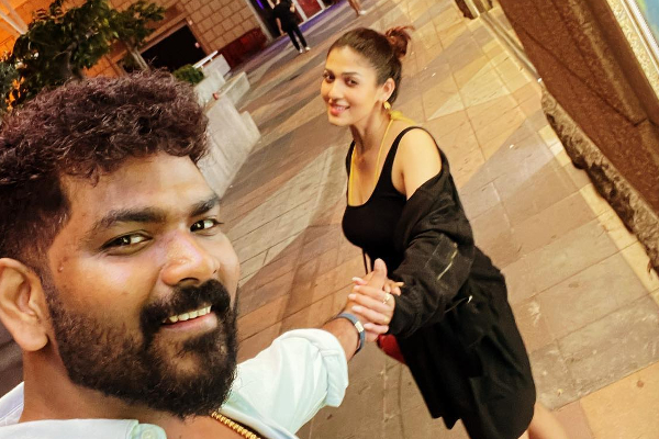 பொது இடத்தில அப்படி ஒரு ரொமான்டிக் போஸ்.. வைரலாகும் விக்கி - நயன் போட்டோ