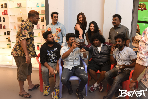 பீஸ்ட் படத்தில் இருந்து முதல்முறையாக இந்த நடிகரின் புகைப்படம் வெளியாகியுள்ளது ! யார் தெரியுமா? | Beast New Exclusive Pic With This Actor பீஸ்ட் படத்தில் இருந்து முதல்முறையாக இந்த நடிகரின் புகைப்படம் வெளியாகியுள்ளது ! யார் தெரியுமா? | Beast New Exclusive Pic With This Actor