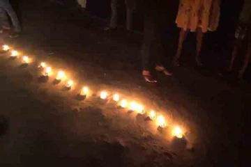 பேருந்து விபத்தில் உயிரிழந்தவர்களுக்கு விளக்கேற்றி அஞ்சலி