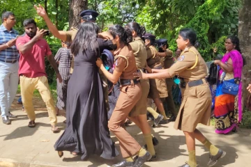 வவுனியாவில் பெண்கள் மீது பொலிசார் மிலேச்சத்தனமான தாக்குதல்