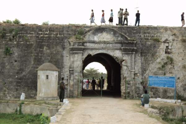 யாழில் விபத்துக்கு காரணமாகும் பெற்றோரின் அசண்டையீனம் : வடக்கு ஆளுநர் குற்றச்சாட்டு | Parents Travel With Students Ignore Signals Jaffna
