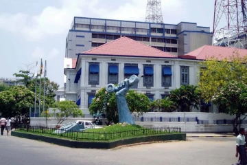 ශ්‍රී ලංකාවේ රත්තරන් බිජු දමන කිකිළිය ලයිකා මොබයිල් සහ අදානිට විකුණන්න හදන රනිල්.