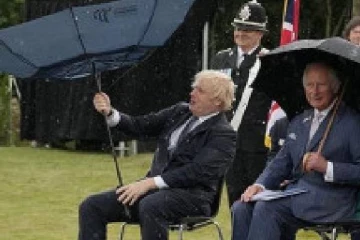 மக்கர் பண்ணிய பொரிஸ் ஜோன்சனின் குடை...விழுந்து விழுந்து சிரித்த இளவரசர் சார்லஸ்