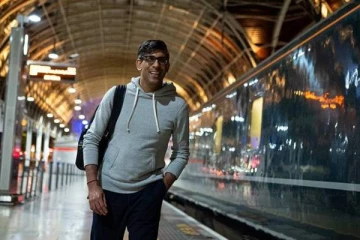 பிரித்தானிய தேர்தல் பிரச்சாரத்தில் கவனத்தை ஈர்த்த ரிஷி சுனக்கின் முதுகு பை!